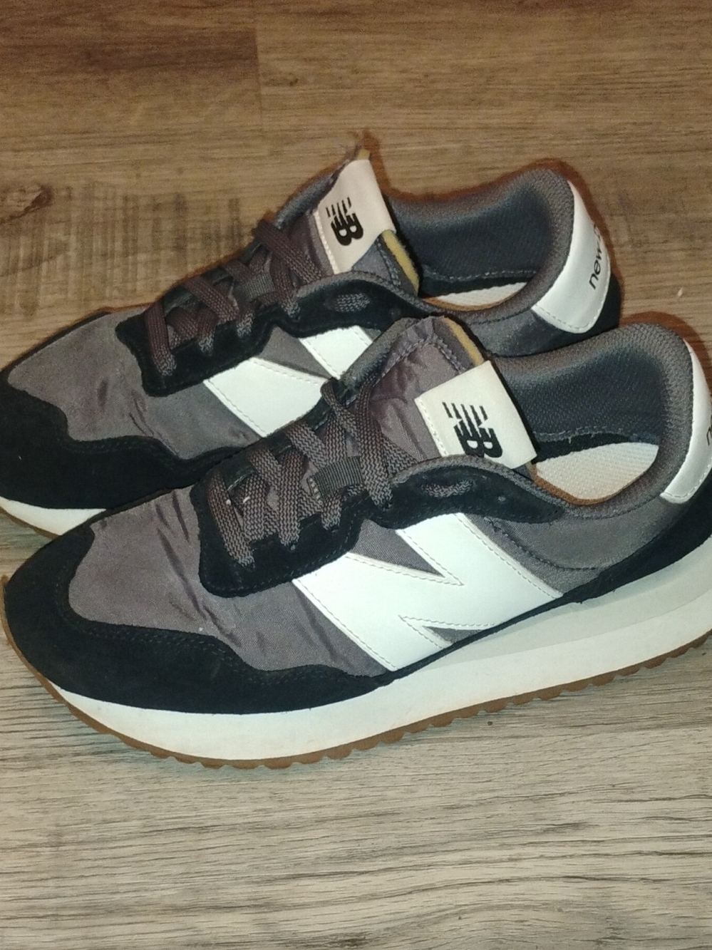 New Balance 237 Gray & White Retro Runner Sneakers Women Size 7.5